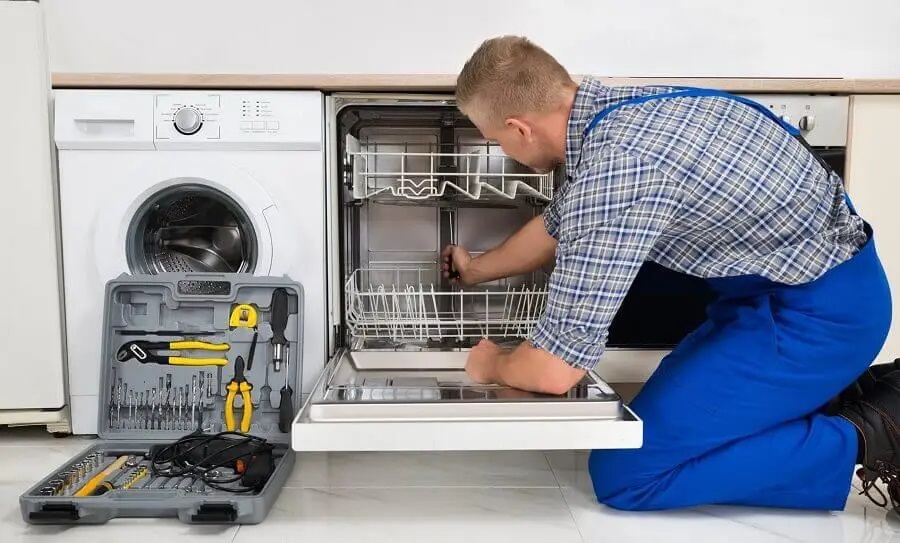 Selçuk Termodinamik servisi teknisyen ekibi beyaz eşya tamiri yaparken